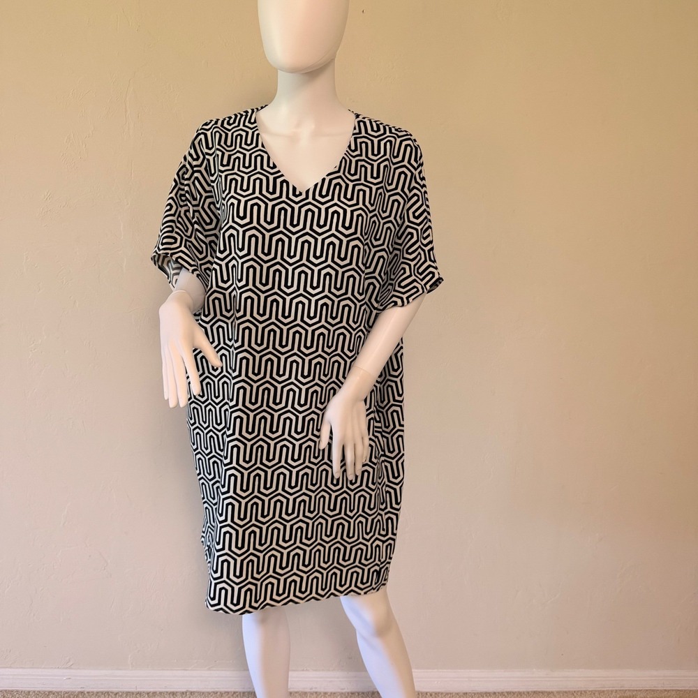 Chicos Geometric Maze Print Shift Dress Black White V-Neck Size 2 ( L )